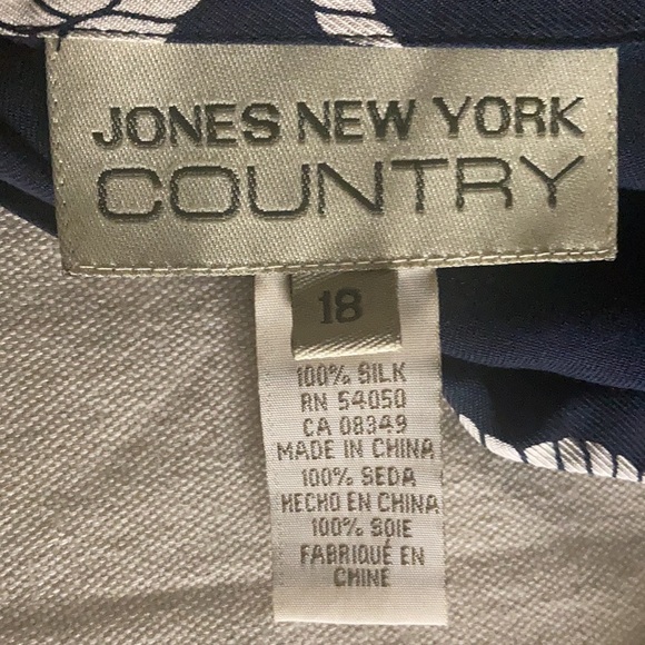 Jones New York Country silk blouse. Size 18. - Picture 4 of 6
